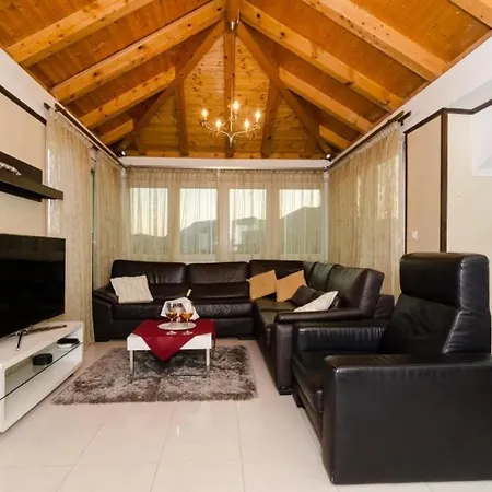 Daire Luciana Residence- Five Bedroom With Two Pools And Center
