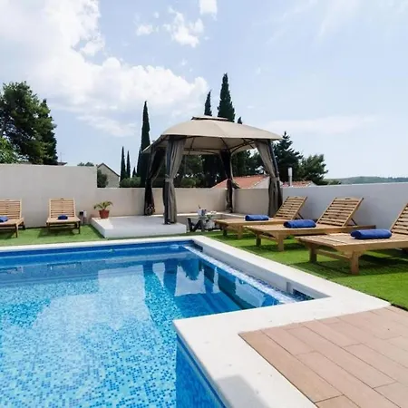 Luciana Residence- Five Bedroom With Two Pools And Center Daire *
