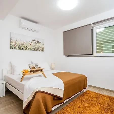 Luciana - Five-bedroom With Two Pools And Center *