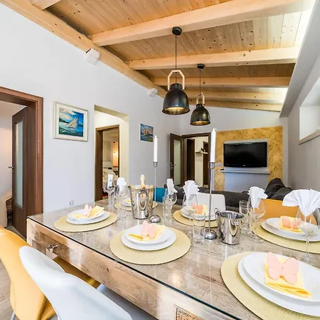 Luciana - Five-bedroom With Two Pools And Center *