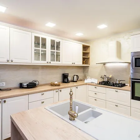 Luciana - Five-bedroom With Two Pools And Center *