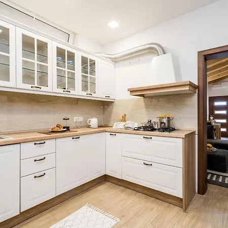 Luciana - Five-bedroom With Two Pools And Center Villa