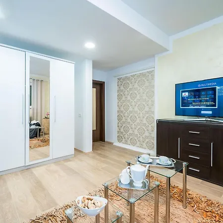Villa Luciana - Five-bedroom With Two Pools And Center *