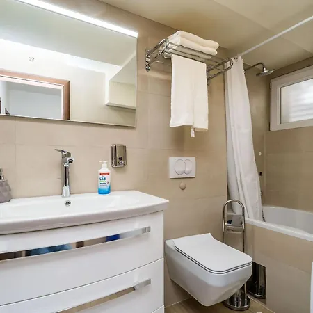 Luciana - Five-bedroom With Two Pools And Center Villa