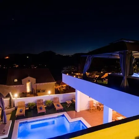 Luciana Residence- Five Bedroom With Two Pools And Center Buici (Dalmatia)