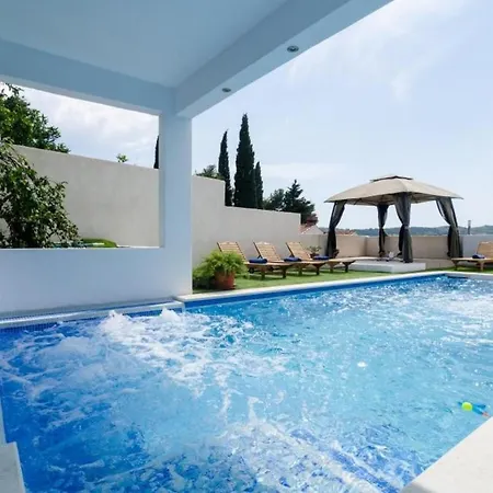 شقة Luciana Residence- Five Bedroom With Two Pools And Center Buici (Dalmatia)