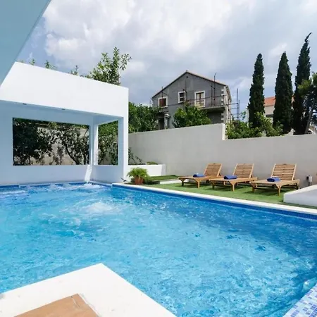 Luciana Residence- Five Bedroom With Two Pools And Center Buici (Dalmatia)