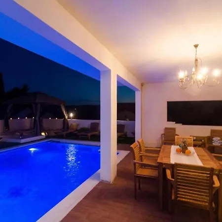 Luciana Residence- Five Bedroom With Two Pools And Center